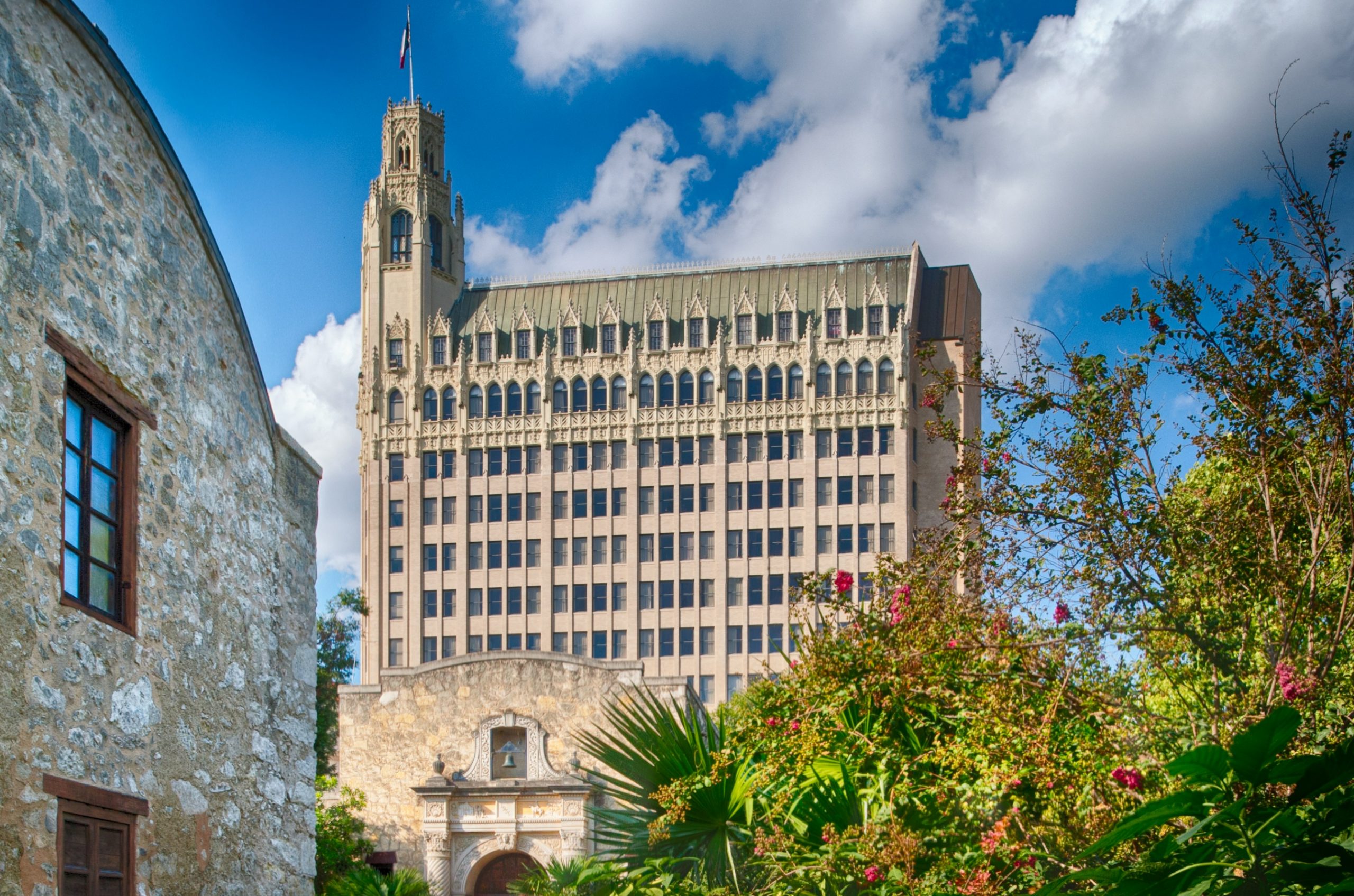 The exterior of the Emily Morgan Hotel with the Alamo below it in the foreground.